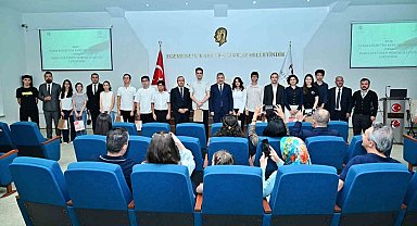 Vali Yılmaz, YKS ve LGS'de tam puan alan öğrencilerle bir araya geldi