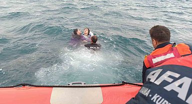 Van Gölü'nde can simidiyle açılan 3 kişi mahsur kaldı