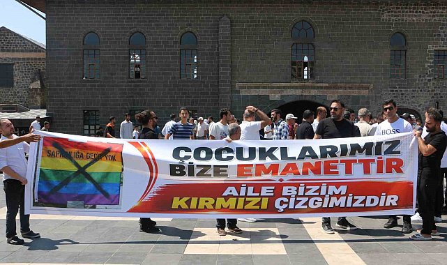 Van İnsan Hakları Derneği'nin LGBT bayrağı açmasına Diyarbakır'dan tepki