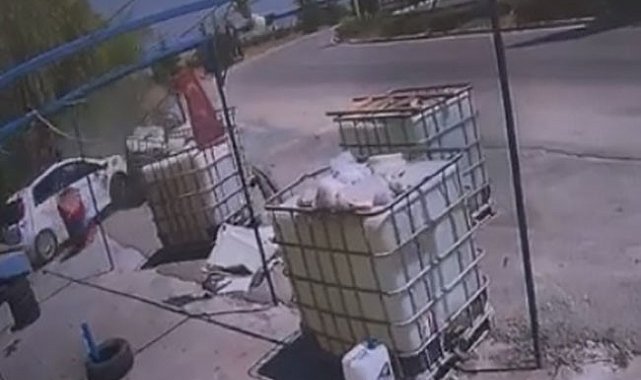 Virajı alamayan otomobil dükkana daldı