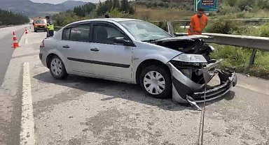 Yağışlı havada kontrolden çıkan otomobil bariyerlere çarptı: 4 yaralı