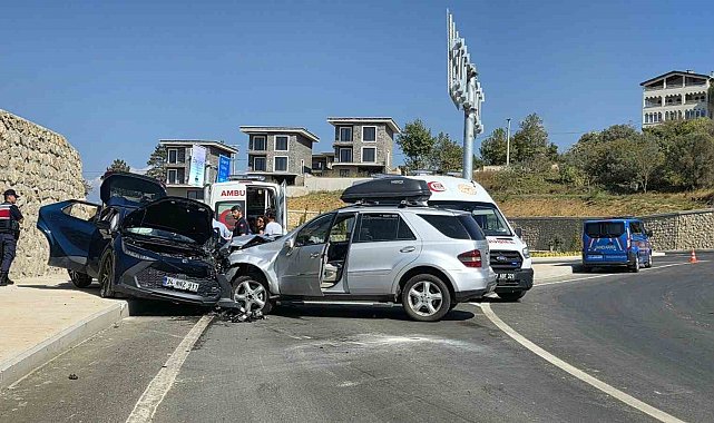 Yalova'da 2 otomobil çarpıştı: 4 yaralı