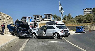 Yalova'da 2 otomobil çarpıştı: 4 yaralı