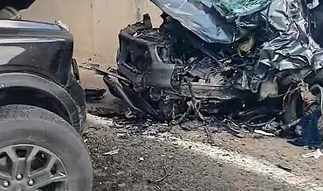 Yalova'da pikap ile hafif ticari araç kafa kafaya çarpıştı: 3 yaralı