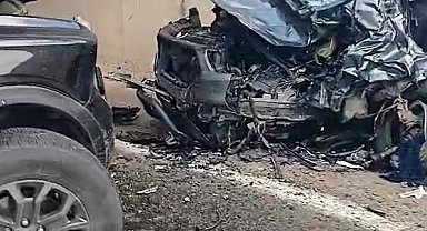 Yalova'da pikap ile hafif ticari araç kafa kafaya çarpıştı: 3 yaralı