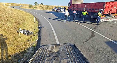 Yalvaç'ta kamyonla çarpışan motosikletli, kaskı sayesinde kazayı ağır yaralanmadan atlattı