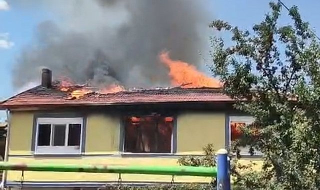 Yangında iki katlı ev kullanılamaz hale geldi