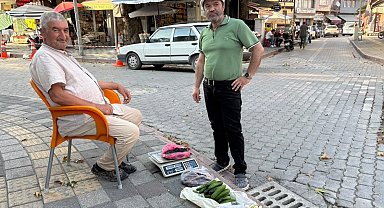 Yaşına rağmen tarlasında yetiştirdiği doğal ürünleri pazarda satıyor