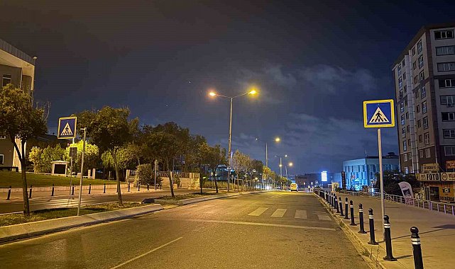 Yaya geçidinde servis minibüsünün çarptığı genç kız ağır yaralandı