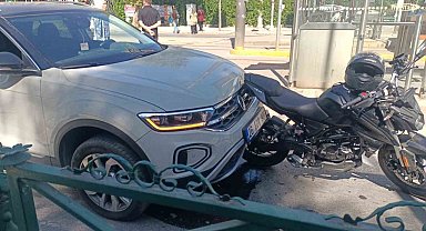 Yayalara yol veren motosikletliye otomobil çarptı