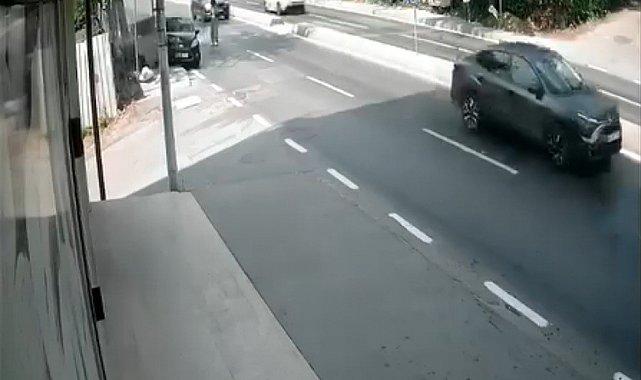 Yayaya çarpmamak için direksiyonu kırdı, kaza böyle geldi