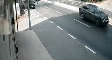 Yayaya çarpmamak için direksiyonu kırdı, kaza böyle geldi