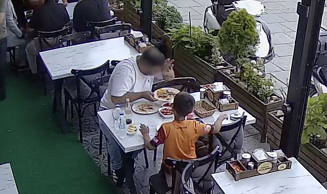 Yemeğine kendi kılını atıp para ödemek istemedi