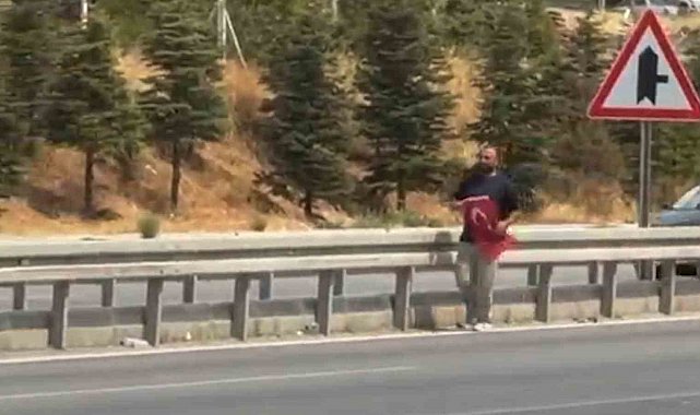 Yola düşen Türk bayrağını yerde bırakmadı