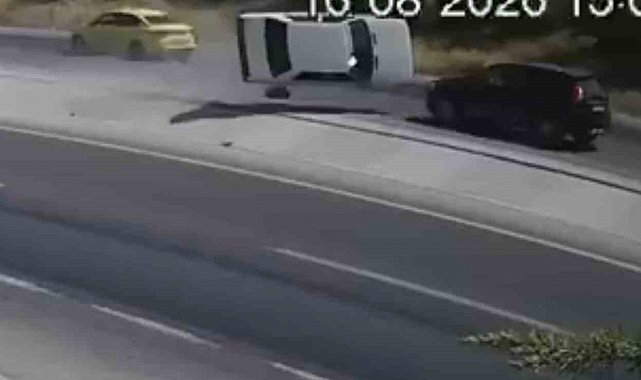 Yola fırlayan parçadan kurtulmak isterken karşı şeride uçarak 2 otomobille çarpıştı: 2 ölü