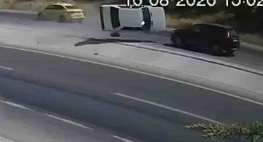 Yola fırlayan parçadan kurtulmak isterken karşı şeride uçarak 2 otomobille çarpıştı: 2 ölü