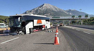 Yolcu otobüsü bariyere çarptı: 5 yaralı