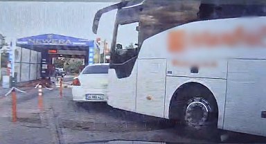 Yolcu otobüsünün çarptığı otomobilin sürüklendiği anlar araç kamerasına yansıdı