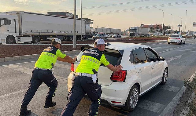 Yolda kalan sürücünün imdadına trafik jandarması yetişti