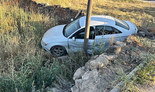 Yoldan çıkan otomobil, araziye girdi: 2 yaralı