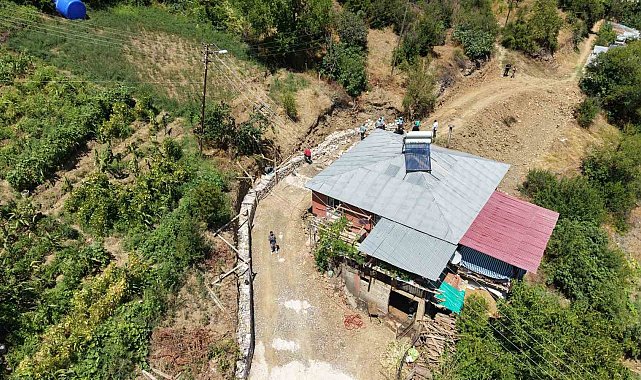 Yolu olmayan yatalak vatandaş için köylü arazisini verdi, belediye yol yaptı