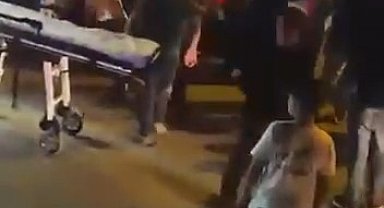 Yolun karşısına geçerken otomobil çarptı: 1'i ağır 2 yaralı