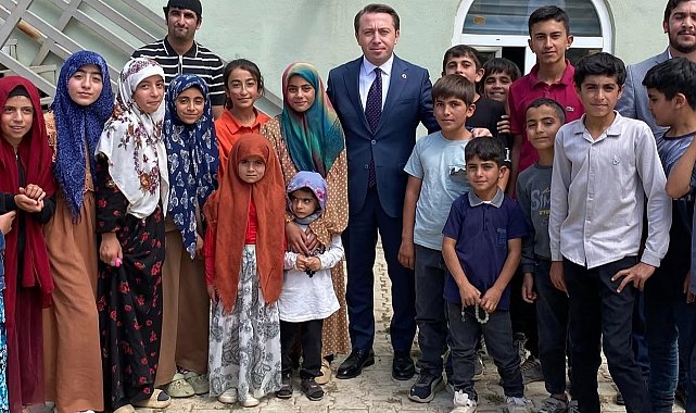 Yüksekova Kaymakamı Hülür, çocukların havuz isteğini geri çevirmedi