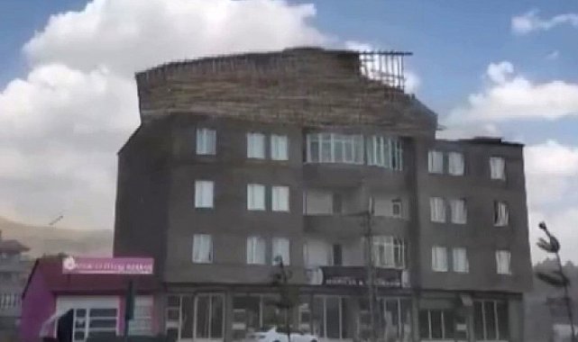 Yüksekova'da ani fırtına bir binanın çatısını uçurdu
