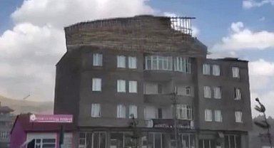 Yüksekova'da ani fırtına bir binanın çatısını uçurdu