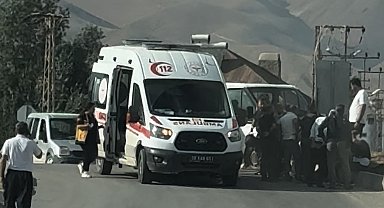 Yüksekova'da iki araç çarpıştı: 4 yaralı