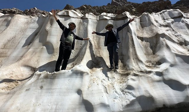 Yüksekova'da iki mevsim bir arada: Ağustos ayında metrelerce yükseklikteki kar tünelleri ziyaretcilerini ağırlıyor