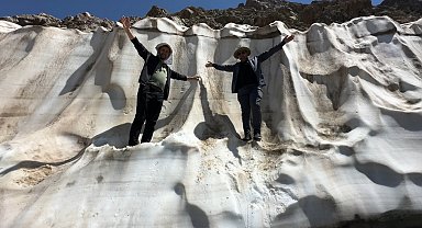 Yüksekova'da iki mevsim bir arada: Ağustos ayında metrelerce yükseklikteki kar tünelleri ziyaretcilerini ağırlıyor