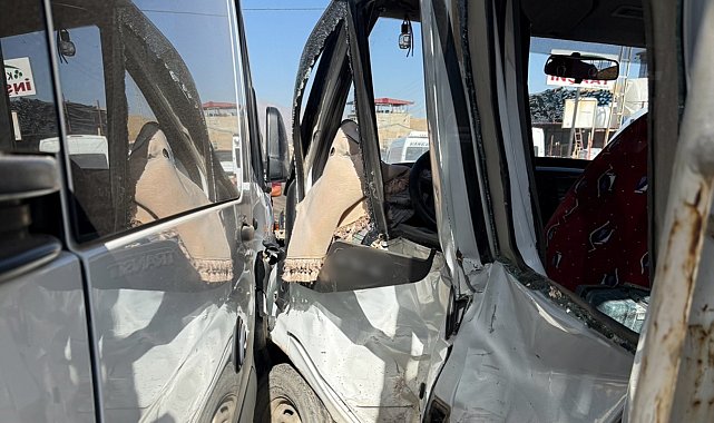 Yüksekova'da minibüs ile kamyonet çarpıştı: 10 yaralı