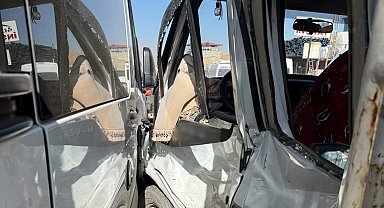 Yüksekova'da minibüs ile kamyonet çarpıştı: 10 yaralı