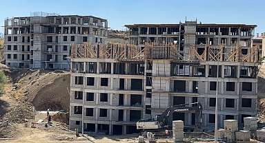 Yüksekova'da vatandaşlar için devlet 48 konutluk binalar yapımına devam ediyor