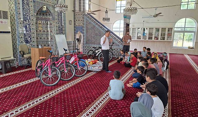 Yumurtalık'da Kur'an kursunu tamamlayan öğrencilere hediye