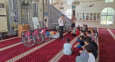 Yumurtalık'da Kur'an kursunu tamamlayan öğrencilere hediye