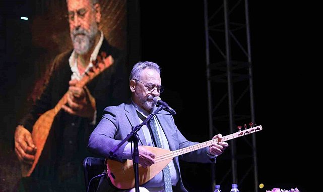 Yunusemre'de 30 Ağustos coşkusu Tolga Çandar'ın türküleriyle taçlandı