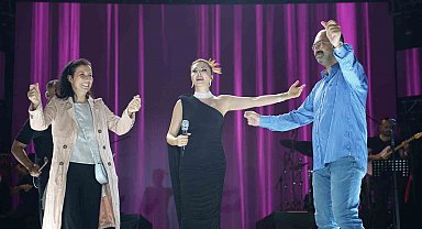 Zafer Bayramı ve festival coşkusu bir arada yaşatıldı: Ebru Yaşar kulakların pasını sildi