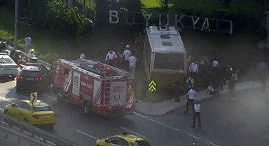 Zeytinburnu Sahil Yolu'nda sürücüsünün direksiyon hakimiyetini kaybettiği İETT otobüsü yoldan çıkarak kaza yaptı. Kazada yaralananlar olduğu bildirilirken, bölgeye çok sayıda polis, itfaiye ve sağlık ekibi sevk edildi.