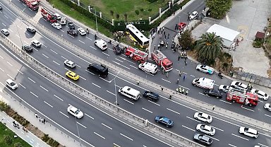 Zeytinburnu'nda İETT otobüsü duvara çarptı: 1 ölü, 17 yaralı