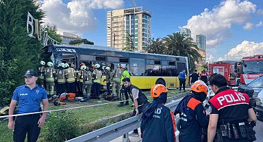 Zeytinburnu'nda İETT otobüsü site duvarına çarptı: Yaralılar var
