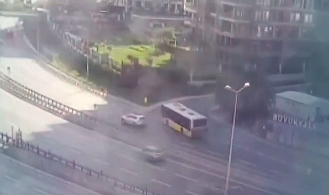 Zeytinburnu'nda İETT otobüsünün site duvarına çarpma anı kamera
