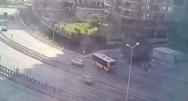 Zeytinburnu'nda İETT otobüsünün site duvarına çarpma anı kamera