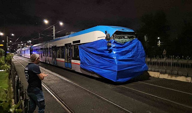 Zeytinburnu'nda kafa kafaya çarpışan tramvaylar kaza alanından kaldırıldı