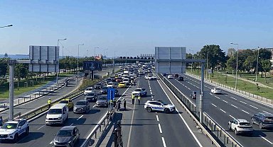 Zeytinburnu'nda panelvan araç alev alev yandı