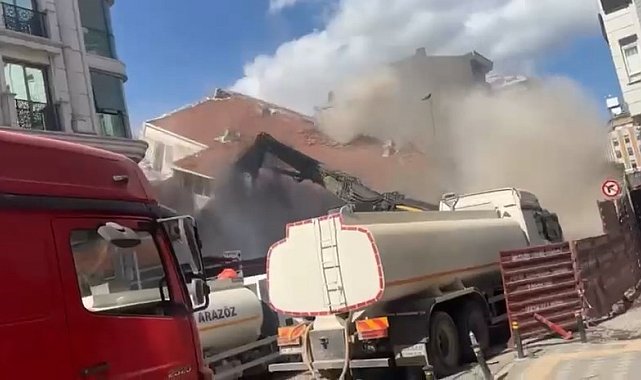 Zeytinburnu'nda yıkım sırasında 4 katlı bina aniden çöktü