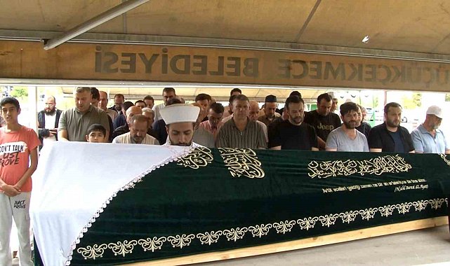 Zeytinburnu'ndaki İETT otobüs kazasında hayatını kaybeden kadın son yolculuğuna uğurlandı