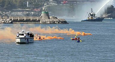 Zonguldak Limanı'nda 30 Ağustos şöleni: Römorkörlerden görsel şov