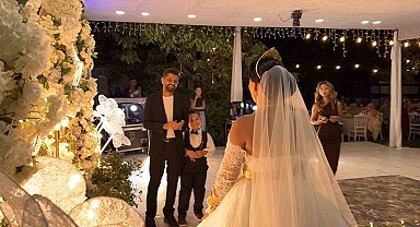 10 yıllık evlilikte sürpriz: Yeniden gelinlik giyip nikah tazeledi